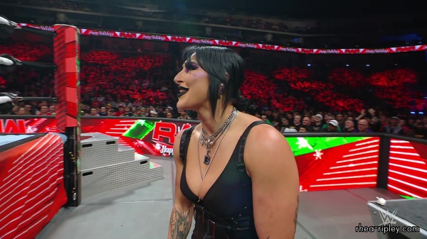 WWE_Raw_12_18_23_Ivy_Rhea_Ringside_Ivy_Attacks_Rhea_0779.jpg