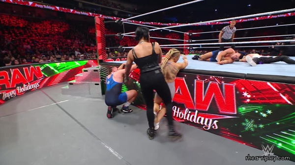 WWE_Raw_12_18_23_Ivy_Rhea_Ringside_Ivy_Attacks_Rhea_0815.jpg