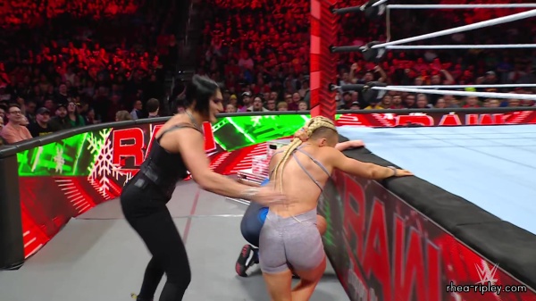 WWE_Raw_12_18_23_Ivy_Rhea_Ringside_Ivy_Attacks_Rhea_0818.jpg
