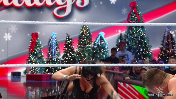 WWE_Raw_12_18_23_Ivy_Rhea_Ringside_Ivy_Attacks_Rhea_0835.jpg