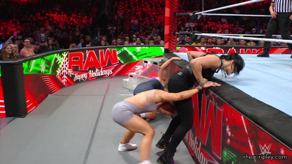 WWE_Raw_12_18_23_Ivy_Rhea_Ringside_Ivy_Attacks_Rhea_0840.jpg