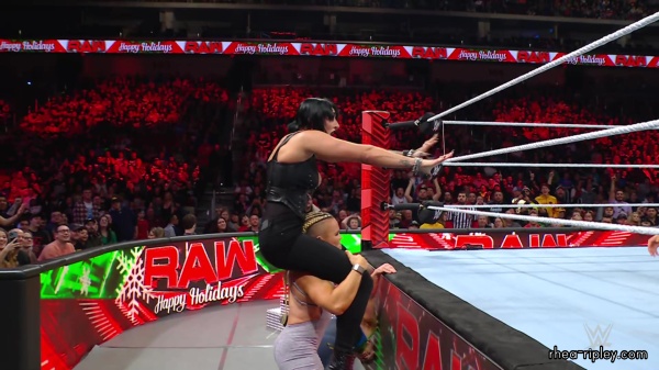 WWE_Raw_12_18_23_Ivy_Rhea_Ringside_Ivy_Attacks_Rhea_0854.jpg