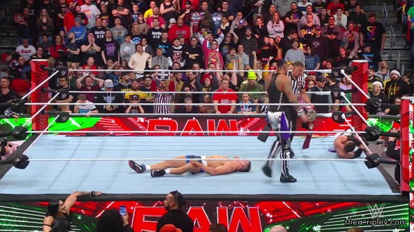 WWE_Raw_12_18_23_Ivy_Rhea_Ringside_Ivy_Attacks_Rhea_0891.jpg