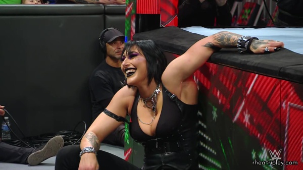 WWE_Raw_12_18_23_Ivy_Rhea_Ringside_Ivy_Attacks_Rhea_0896.jpg
