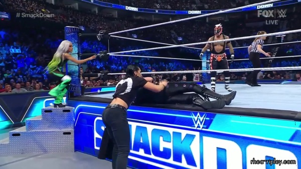 sportsnet-wwe_friday_night_smackdown_2023_04_07_720p_web_h264_2871.jpg