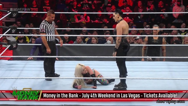 sportsnet-wwe_monday_night_raw_2022_05_09_1080p_web_h264_2032.jpg