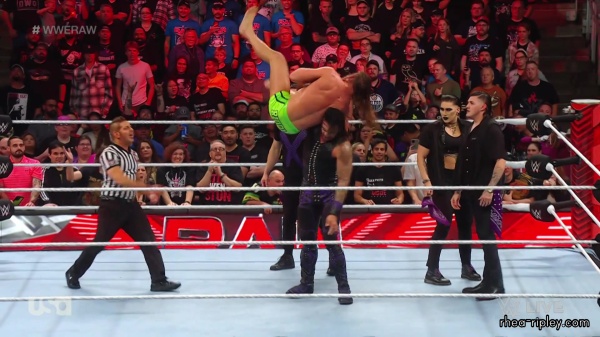 sportsnet-wwe_monday_night_raw_2022_09_26_1080p_web_h264_part_2_3958.jpg