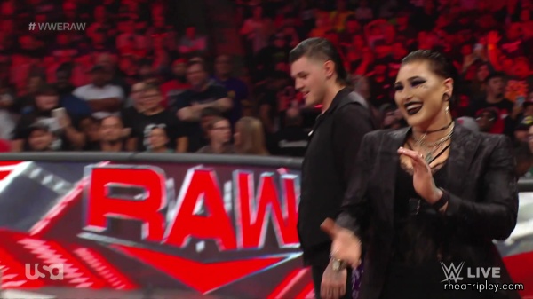 sportsnet-wwe_monday_night_raw_2022_10_03_1080p_web_h264_2189.jpg