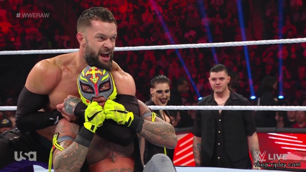 sportsnet-wwe_monday_night_raw_2022_10_03_1080p_web_h264_2312.jpg