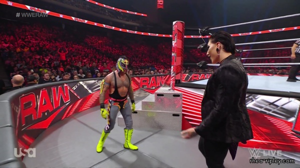 sportsnet-wwe_monday_night_raw_2022_10_03_1080p_web_h264_2940.jpg