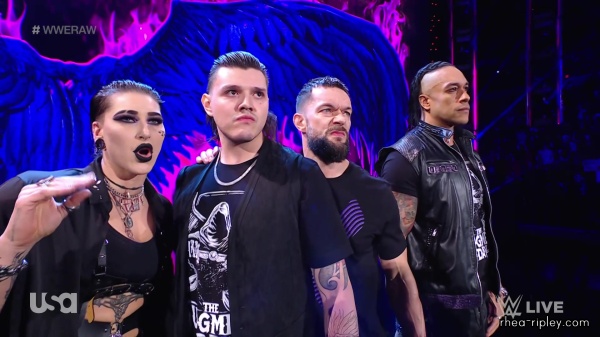 sportsnet-wwe_monday_night_raw_2022_10_17_1080p_web_h264_0897.jpg