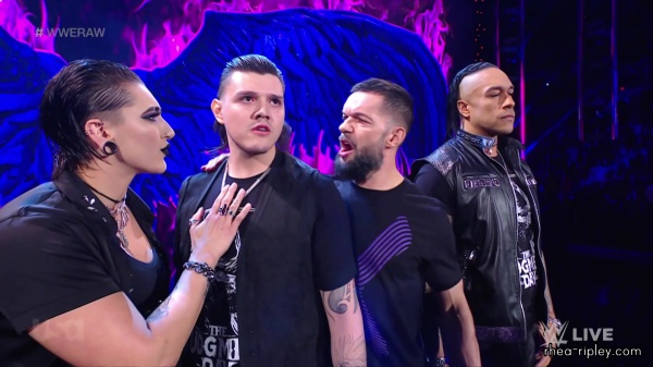 sportsnet-wwe_monday_night_raw_2022_10_17_1080p_web_h264_0905.jpg