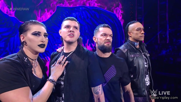 sportsnet-wwe_monday_night_raw_2022_10_17_1080p_web_h264_0908.jpg