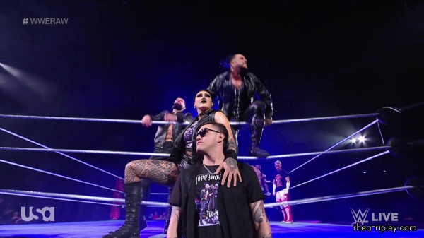 sportsnet-wwe_monday_night_raw_2022_12_19_1080p_web_h264_0351.jpg