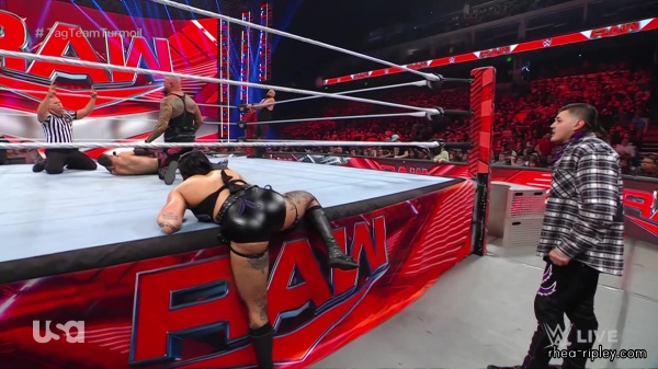 sportsnet-wwe_monday_night_raw_2023-01-09_1080p_web_h264_part_3_2946.jpg