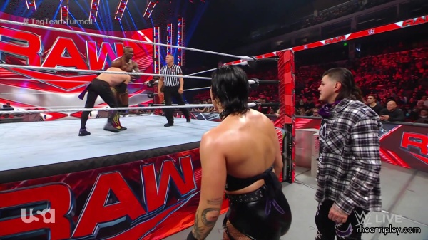 sportsnet-wwe_monday_night_raw_2023-01-09_1080p_web_h264_part_3_3289.jpg