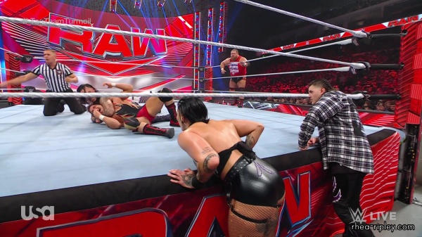 sportsnet-wwe_monday_night_raw_2023-01-09_1080p_web_h264_part_3_4248.jpg