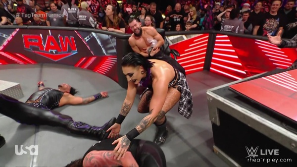 sportsnet-wwe_monday_night_raw_2023-01-09_1080p_web_h264_part_3_8051.jpg