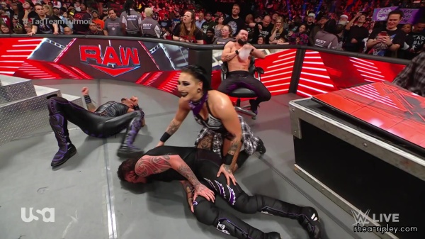 sportsnet-wwe_monday_night_raw_2023-01-09_1080p_web_h264_part_3_8092.jpg