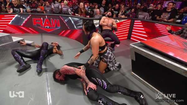 sportsnet-wwe_monday_night_raw_2023-01-09_1080p_web_h264_part_3_8095.jpg