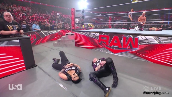 sportsnet-wwe_monday_night_raw_2023_01_30_1080p_web_h264_part_3_1972.jpg