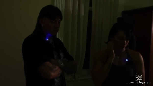 Dom2C_Rhea2C_Scarlett___Shotzi_spend_the_night_at_a_HAUNTED_JAIL_3004.jpg