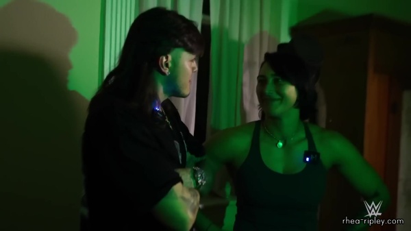 Dom2C_Rhea2C_Scarlett___Shotzi_spend_the_night_at_a_HAUNTED_JAIL_3022.jpg