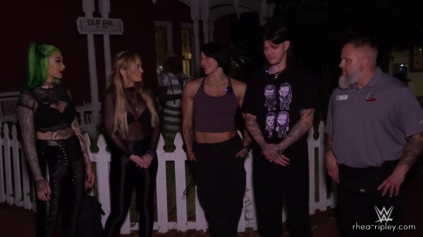 Dom2C_Rhea2C_Scarlett___Shotzi_spend_the_night_at_a_HAUNTED_JAIL_4297.jpg