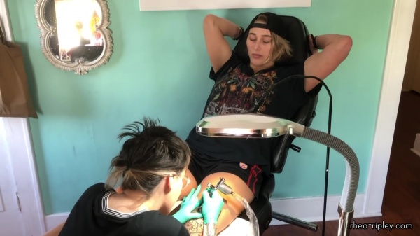 Rhea_Ripley_gets_a_tattoo21_544.jpg