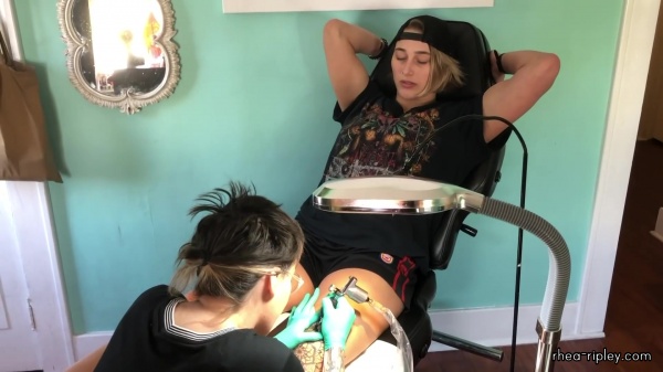 Rhea_Ripley_gets_a_tattoo21_545.jpg