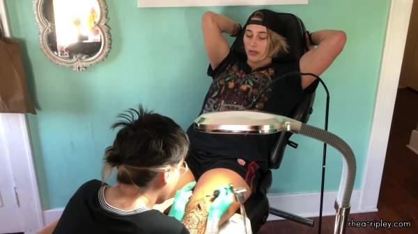 Rhea_Ripley_gets_a_tattoo21_548.jpg