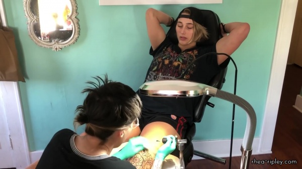 Rhea_Ripley_gets_a_tattoo21_549.jpg