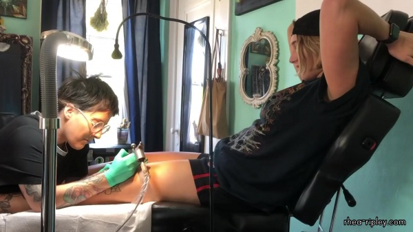 Rhea_Ripley_gets_a_tattoo21_575.jpg