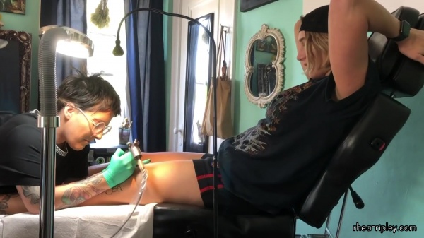 Rhea_Ripley_gets_a_tattoo21_576.jpg