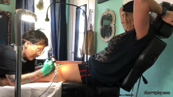 Rhea_Ripley_gets_a_tattoo21_577.jpg