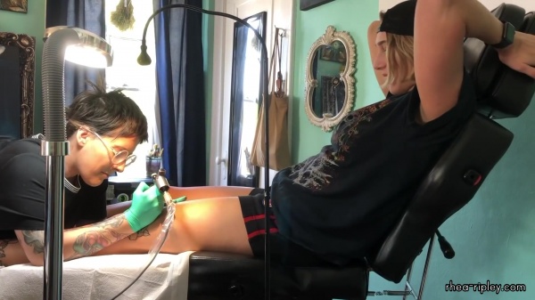 Rhea_Ripley_gets_a_tattoo21_579.jpg