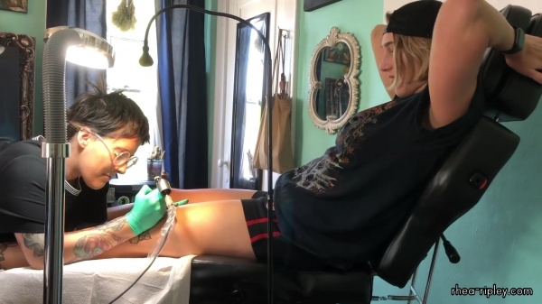 Rhea_Ripley_gets_a_tattoo21_580.jpg