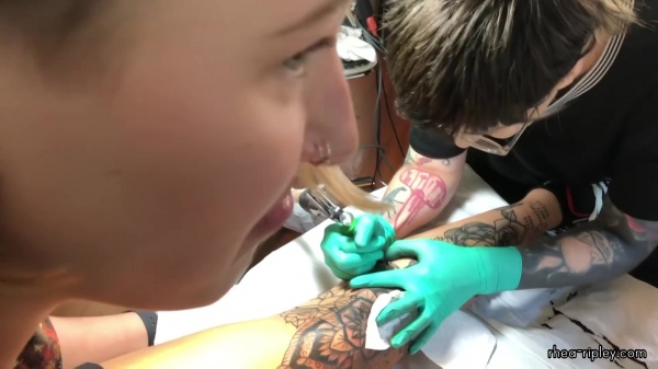 Rhea_Ripley_gets_a_tattoo21_605.jpg