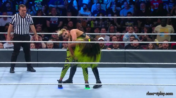 WWE_Friday_Night_SmackDown_2022_04_15_1080p_HDTV_x264-Star_1757.jpg